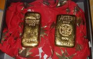Secret samaritan Santa donates gold bars to local German nonprofits