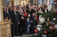 Putin celebrates Christmas with orthodox Christians in St Petersburg