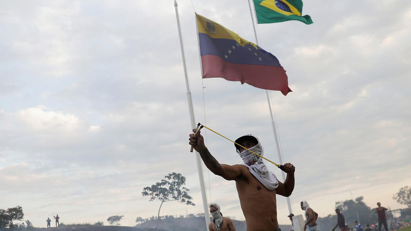 Venezuela: Soldiers desert as Guaidó prepares to meet Mike Pence